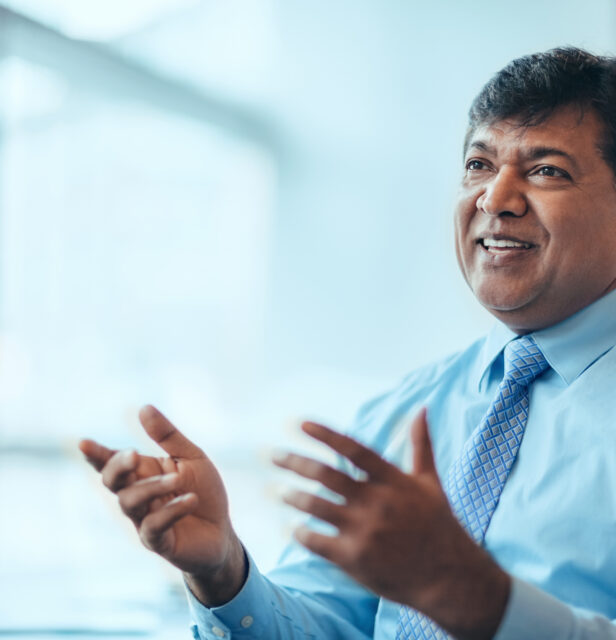 Indischer Geschäftsmann diskutiert die Wachstumsstrategie seines Unternehmens in Indien